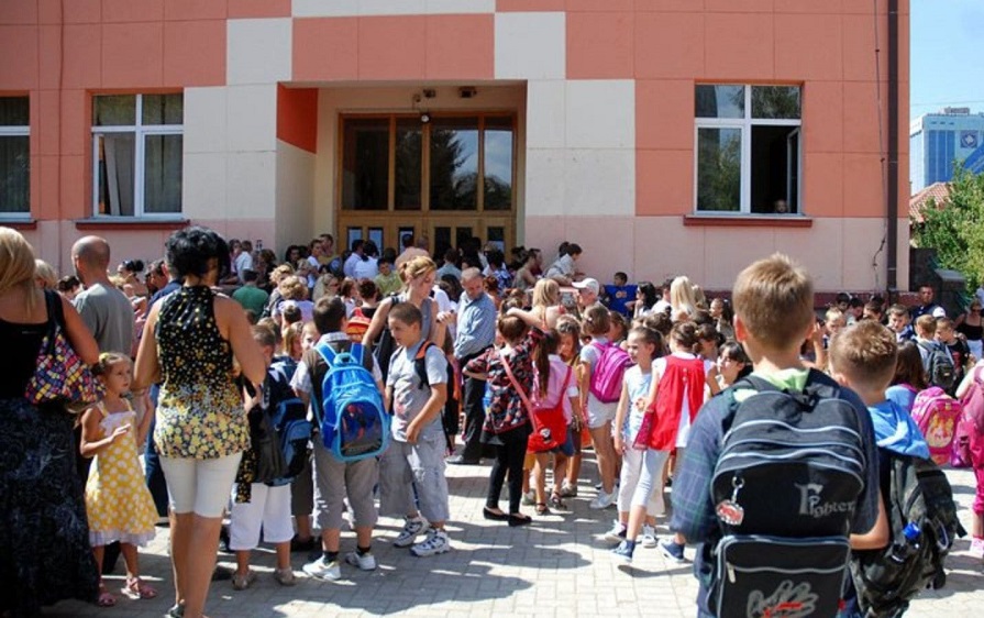 Nis sot viti i ri shkollor per 350 mije nxenes, 28 mije ulen per here te pare ne bankat e shkolles